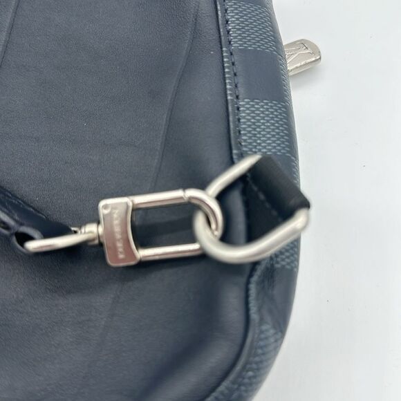 Louis Vuitton Avenue Slingbag NM - Picture 15 of 16